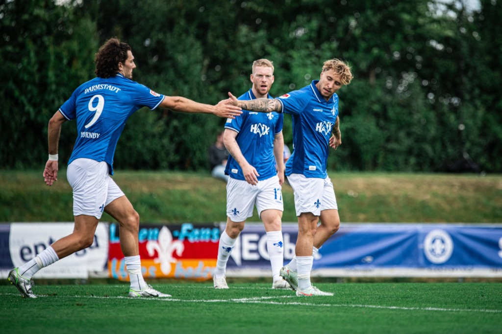 Luca Marseiler und Fraser Hornby klatschen sich ab.