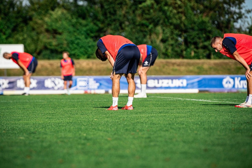 Spieler des SV 98, erschöpft nach Sprintübungen