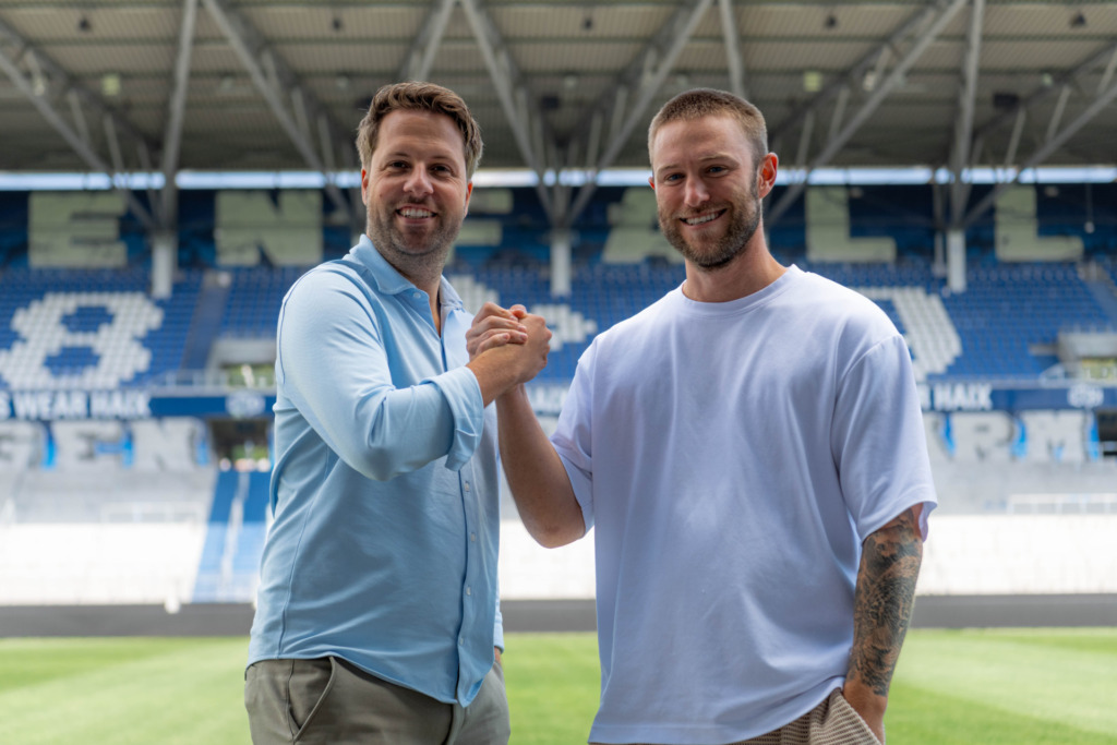 Auf dem Foto zu sehen: Jan Bergholz (l.) und Jan Becher (r.) im Merck-Stadion am Böllenfalltor.