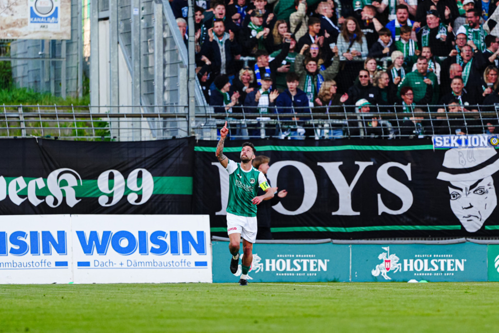 Torjubel Manuel Farrona Pulido (VfB Luebeck, #10) nach Tor zum 1:2