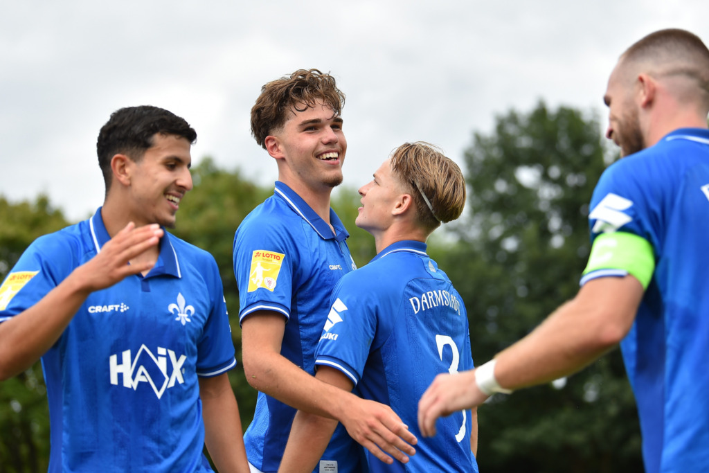 Die U21 des SV Darmstadt 98 jubelt.