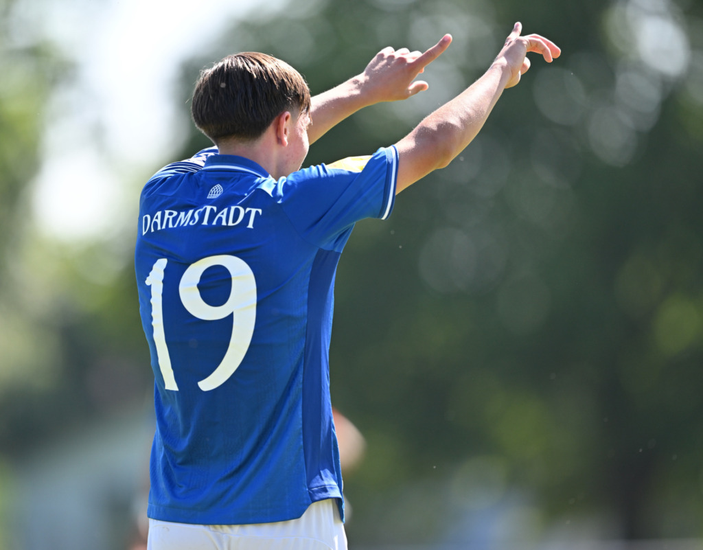 U21 bejubelt Heimsieg gegen Kassel.