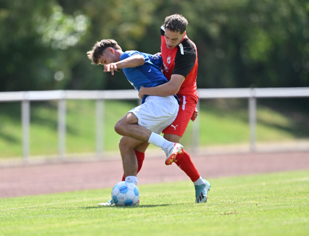 Zweikampf zwischen einem Spieler von Darmstadt 98 und Rot-Weiß Walldorf