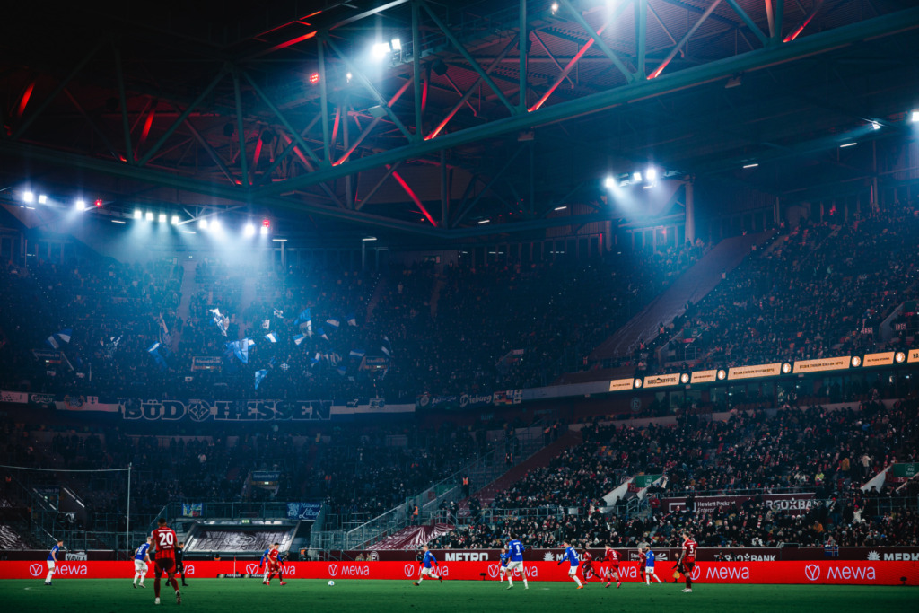 SV Darmstadt 98 zu Gast bei Fortuna Düsseldorf mit vollem Auswärtsblock im Hintergrund