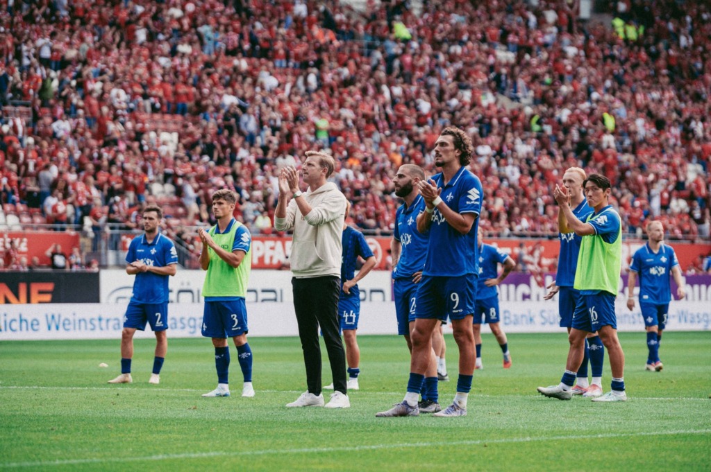 Mannschaft des SV Darmstadt 98 nach Abpfiff vor den mitgereisten Lilien-Fans.