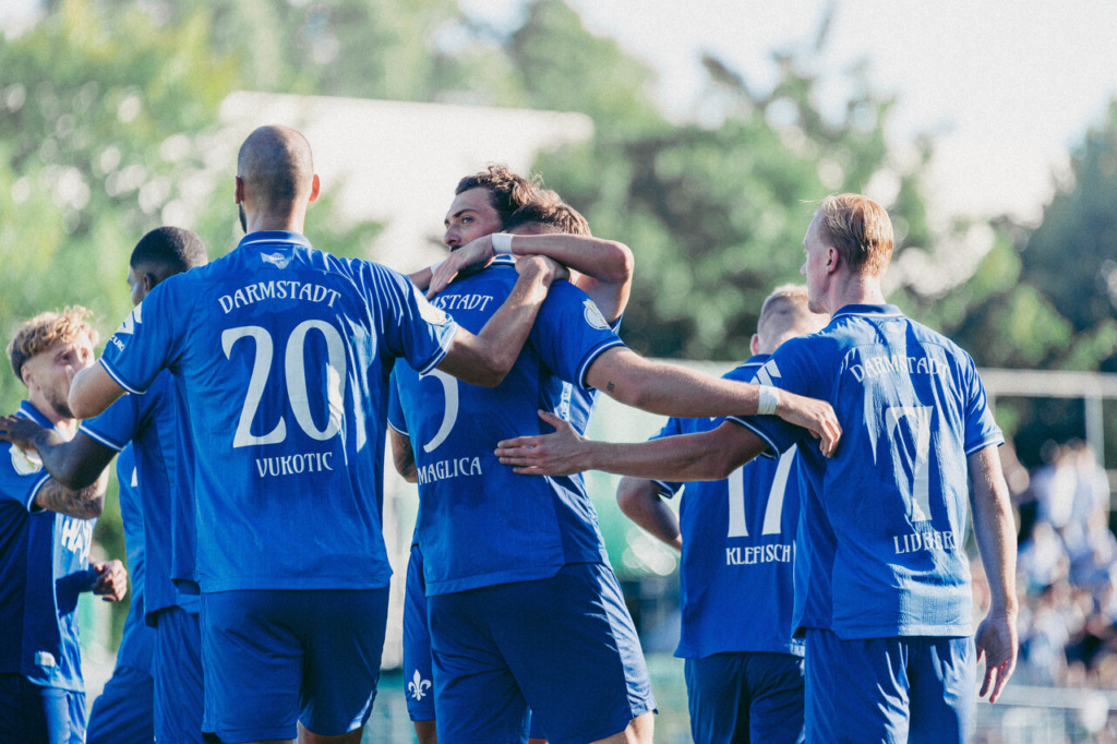 Die Mannschaft der Lilien beim Torjubel nach dem 1:0.