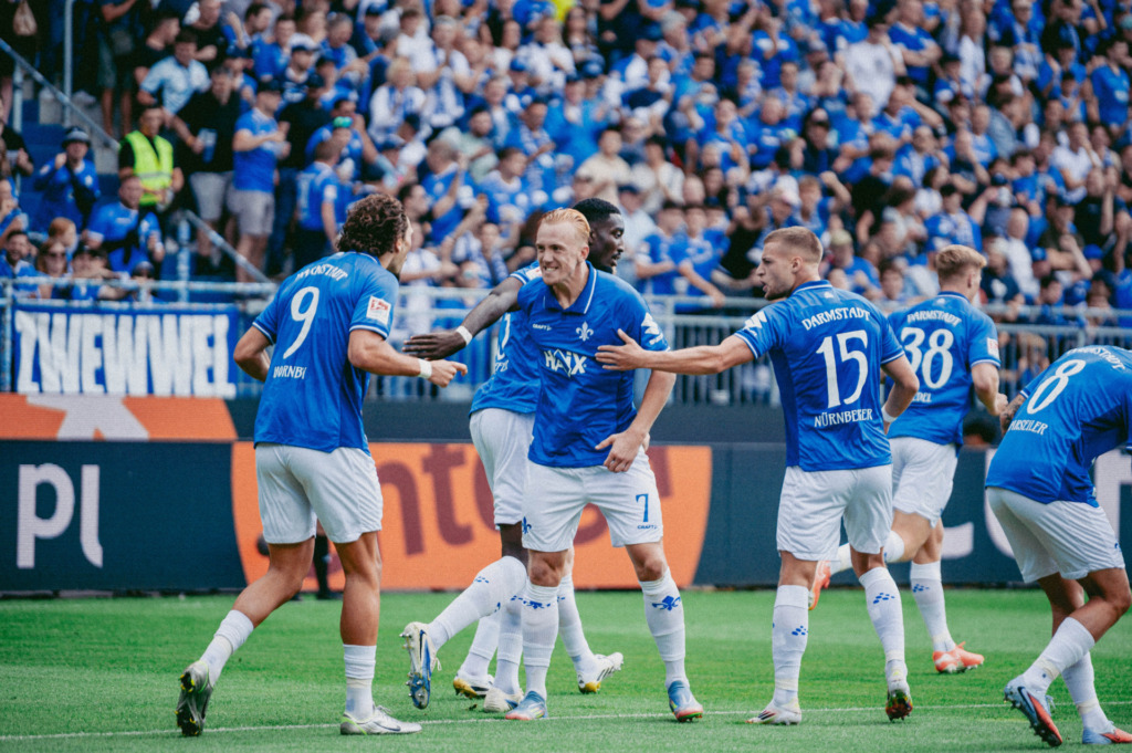 Torschütze Isac Lidberg jubelt mit seinen Kollegen
