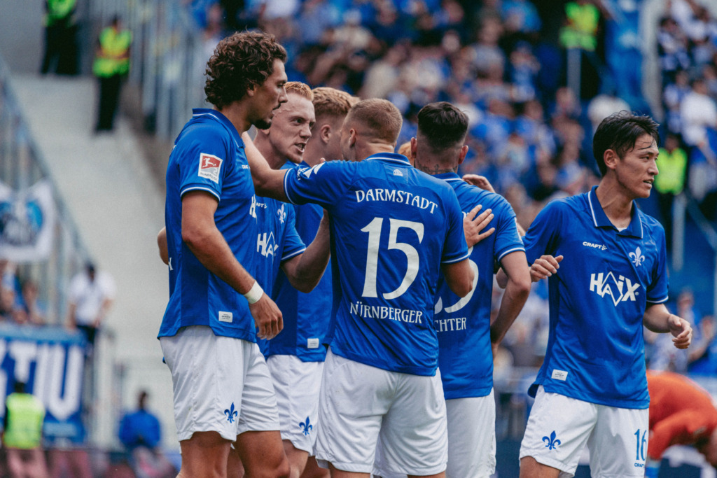 Die Spieler vom SV Darmstadt 98 jubeln nach einem Tor.