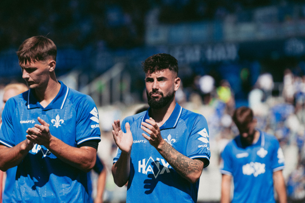 Marco Richter applaudiert zu den Fans.