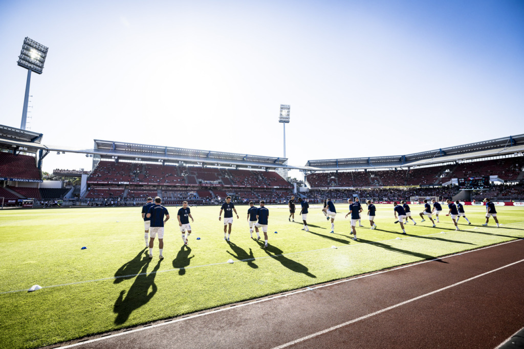 Die Mannschaft der Lilien beim Auswärmprogramm vor dem Spiel gegen den 1. FC Nürnberg.