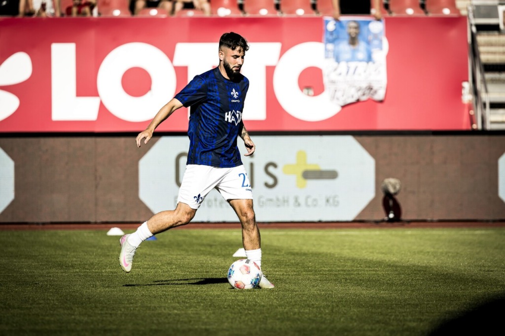 Marco Richter während des Aufwärmprogramms gegen den 1. FC Nürnberg.