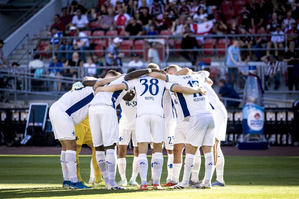 Die Mannschaft des SV Darmstadt 98 bildet vor dem Anpfiff einen Kreis.
