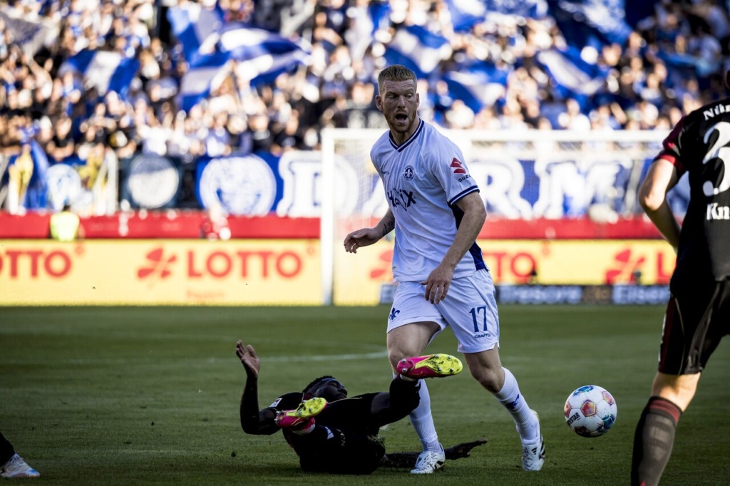 Kai Klefisch im Zweikampf im Spiel beim 1. FC Nürnberg.