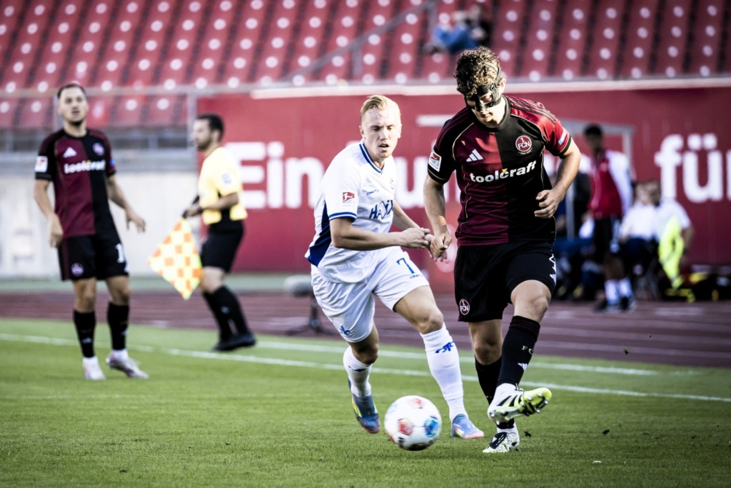 Isac Lidberg im Laufduell im Spiel gegen den 1.FC Nürnberg.