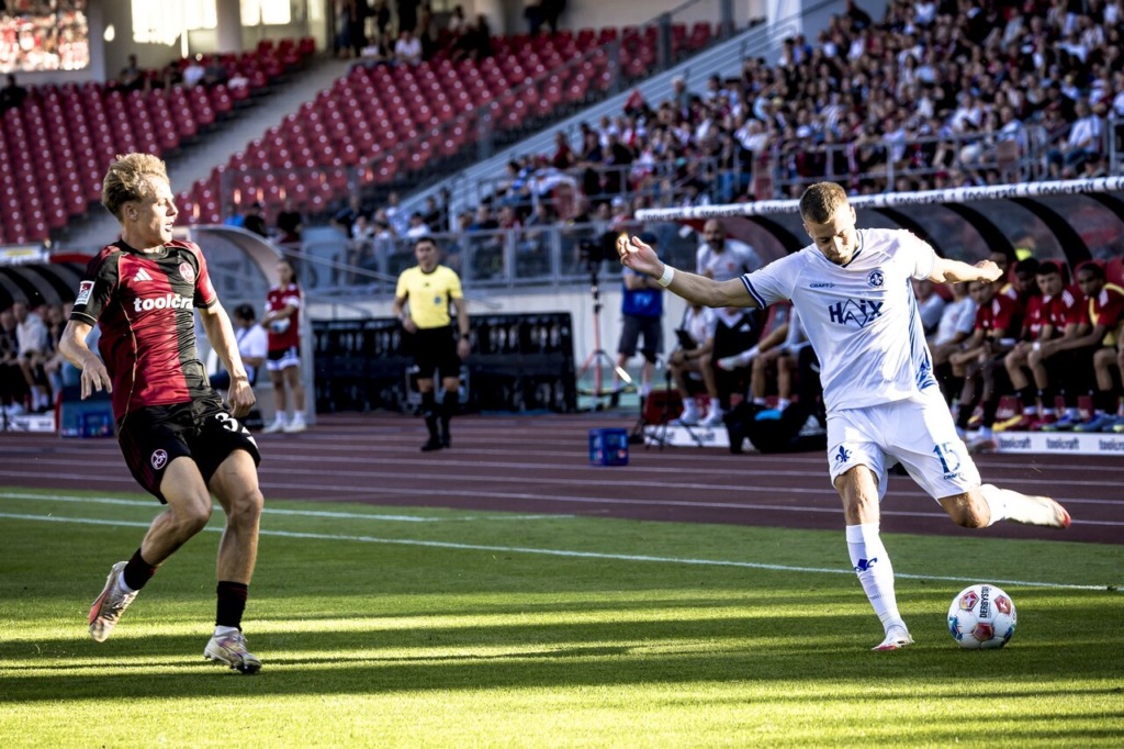 Fabian Nürnberger schlägt eine Flanke gegen den 1. FC Nürnberg.
