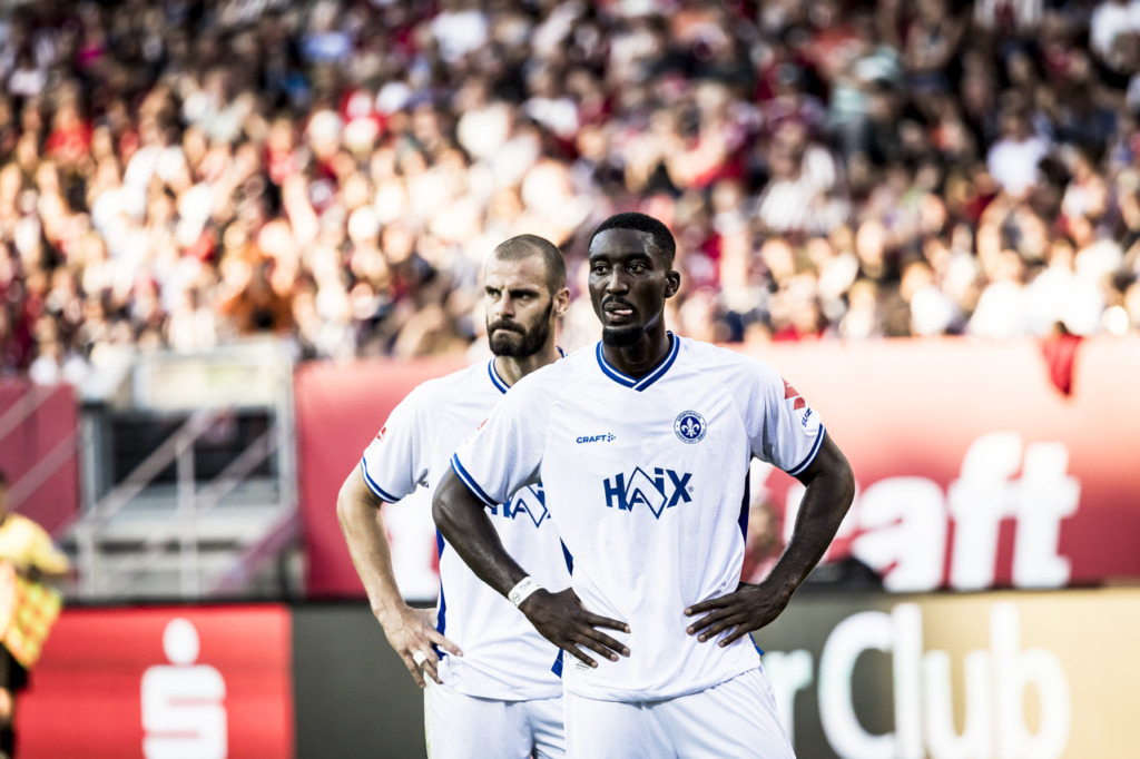 Patric Pfeiffer und Aleksandar Vukotic in Erwartung einer Ecke.