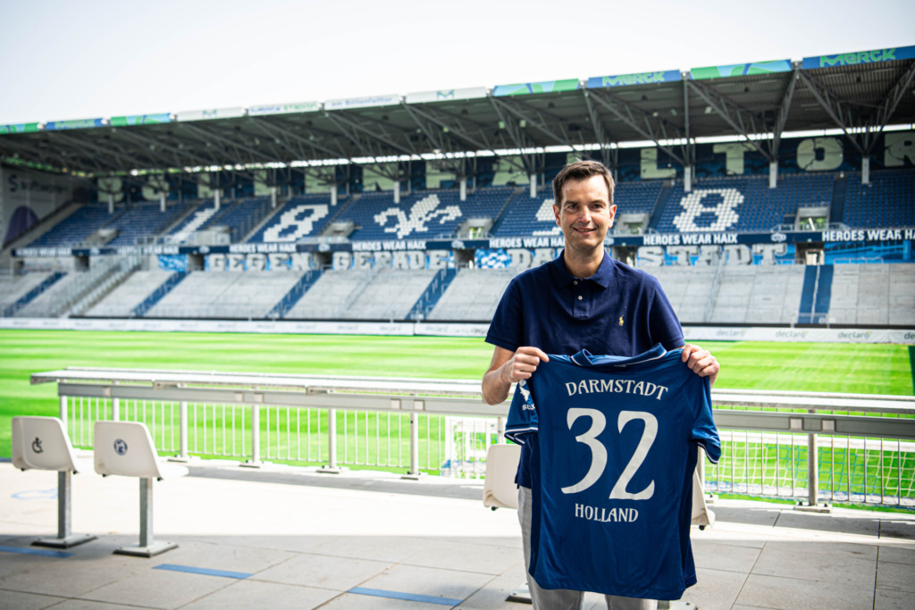 Der Tippspiel-Gewinner Markuy May mit einem Matchworn-Trikot in der Hand.