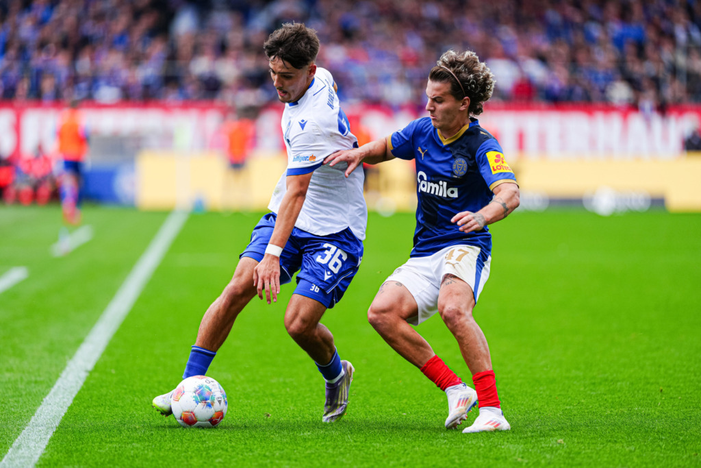 Rafael Pinto Pedrosa (KSC) im Zweikamof gegen John Tolkin (Holstein Kiel)