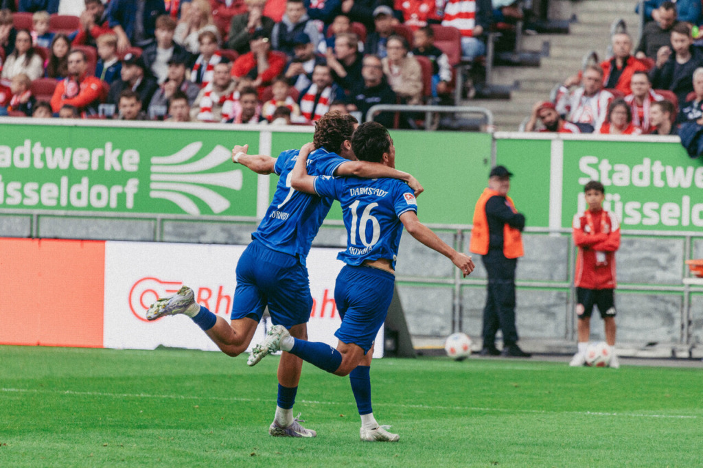 Fraser Hornby bejubelt mit Hiroki Akiyama den Treffer des Japaners zum 1:0 gegen Fortuna Düsseldorf.