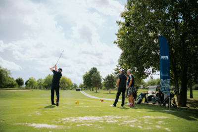 Ein Golfturnier der Gemeinschaft