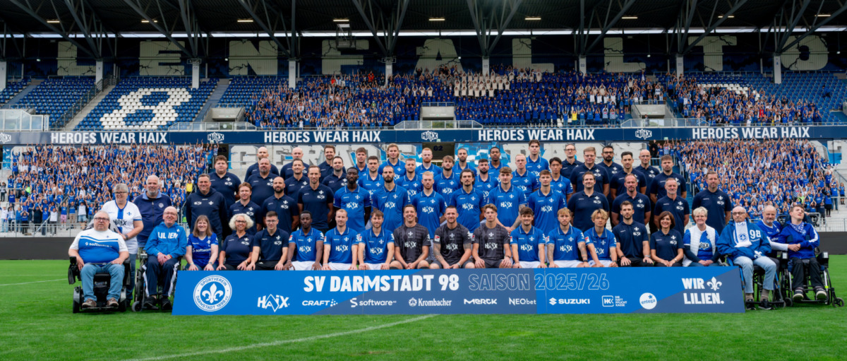 98-year-old becomes a member / largest team photo in club history