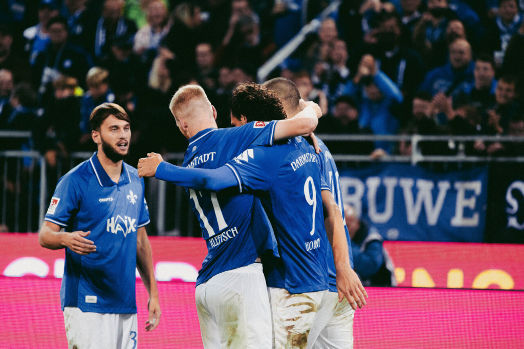 Killian Corredor und Kai Klefisch feiern mit Torschütze Fraser Hornby das 2:0 gegen Dynamo Dresden.