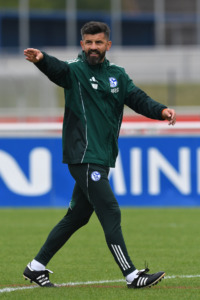 Trainer Miron Muslic ( Schalke 04 ) gibt Anweisungen