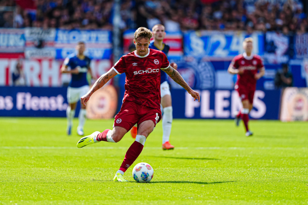 Joel Grodowski dribbelnd am ball