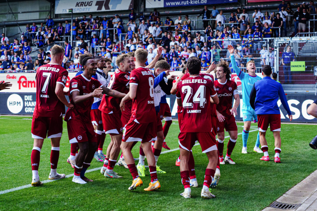 DSC Arminia Bielefeld feiert/jubelt mit den Fans nach Sieg/Spielende