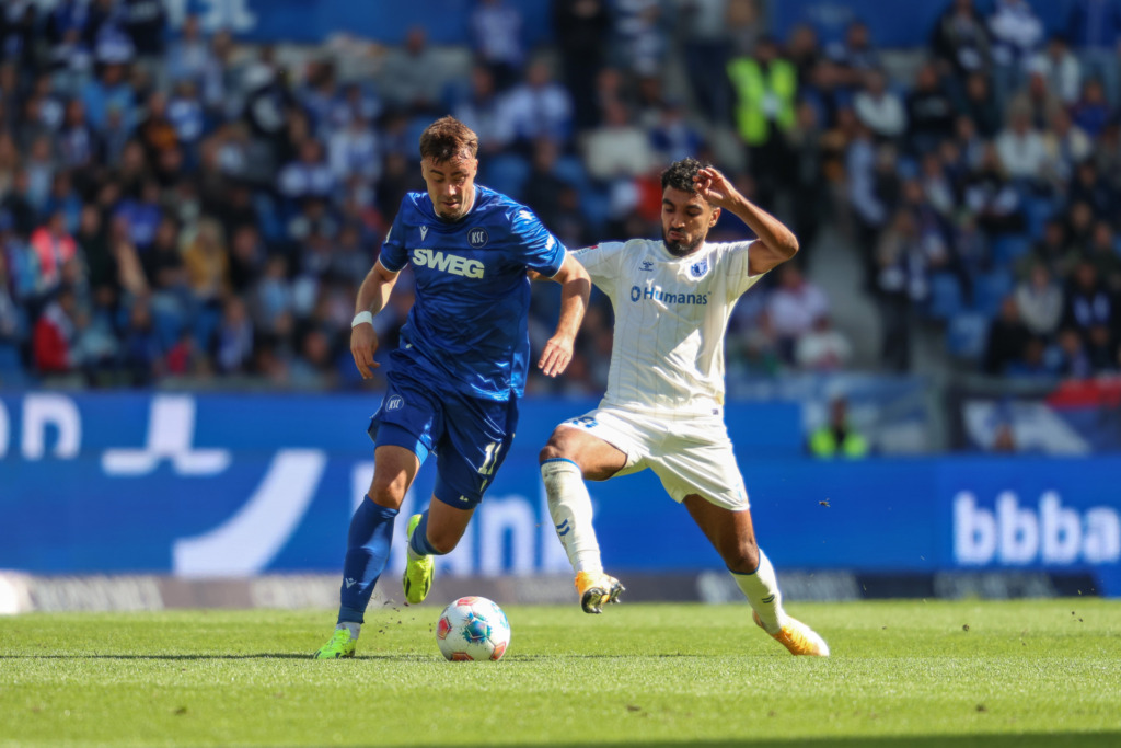 Philipp Foerster (Karlsruher SC, #11) im Zweikampf mit Laurin Ulrich (1. FC Magdeburg, #08),