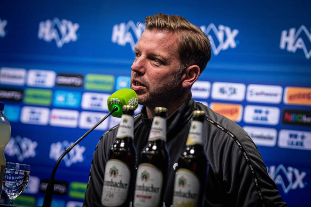 Florian Kohfeldt auf der Pressekonferenz im Merck-Stadion am Böllenfalltor.