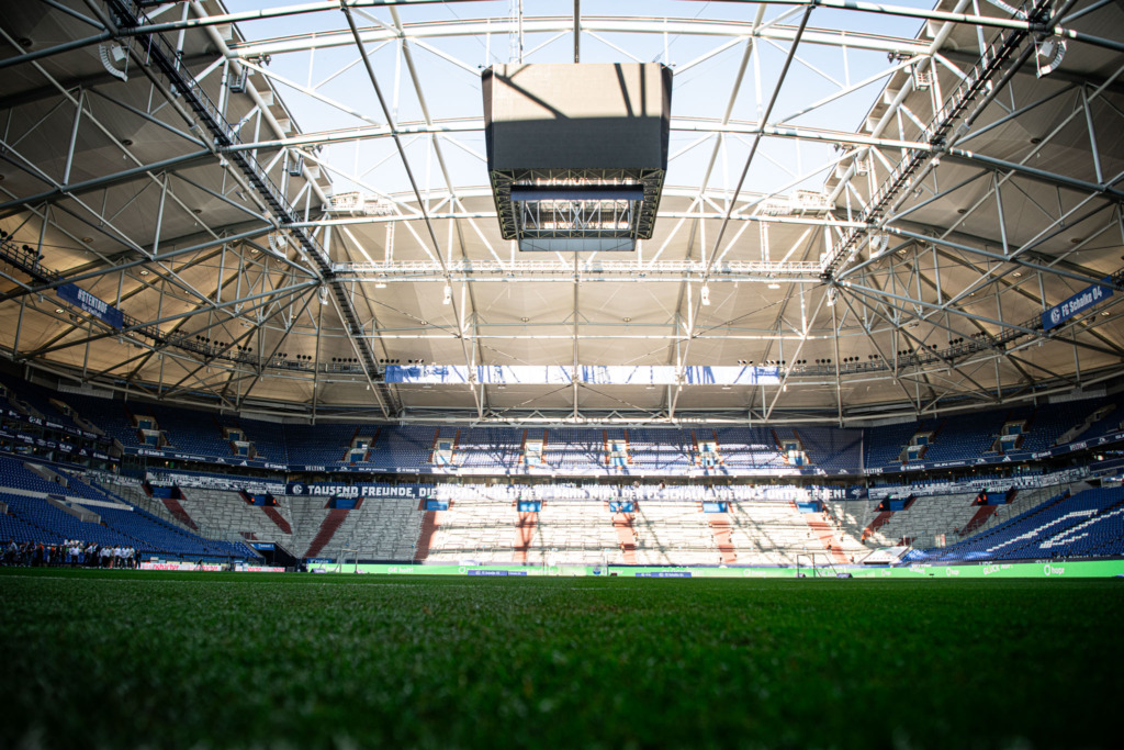 Die leere Nordtribüne der Veltins-Arena