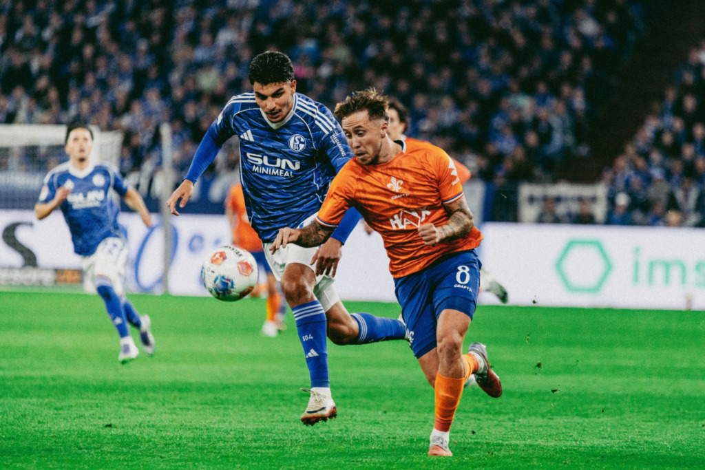 Luca Marseiler in einem Laufduell mit seinem Schalker Gegenspieler