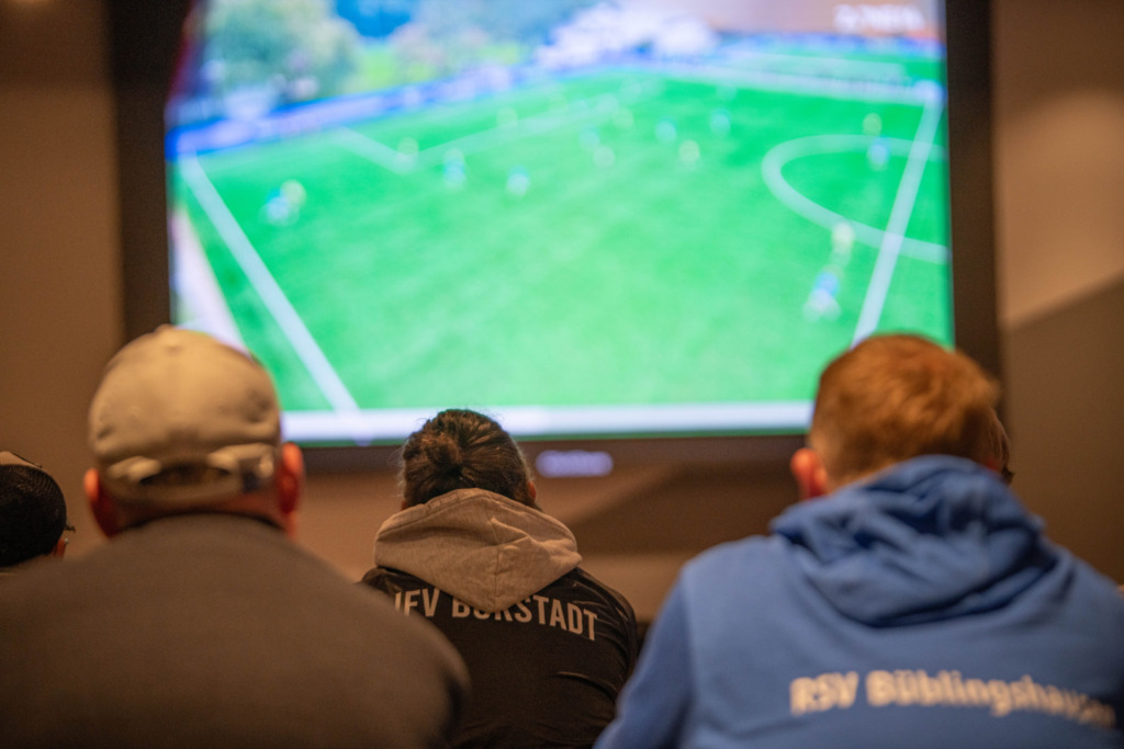 Trainer aus anderen Vereinen schauen sich den Vortrag des SVD an