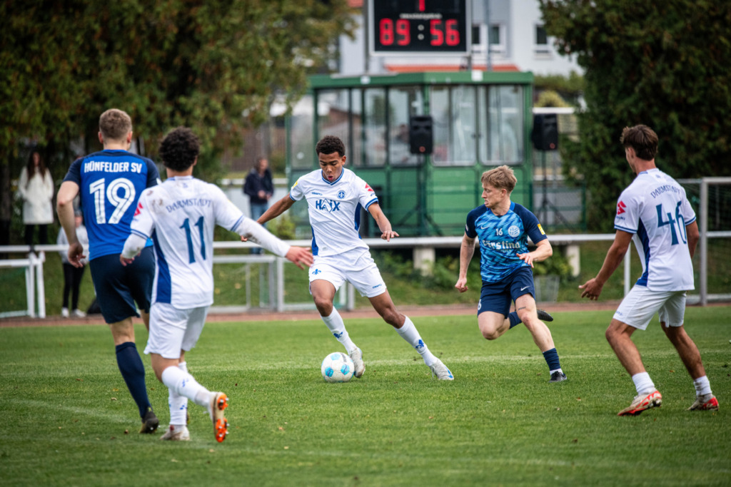 U21 des SV Darmstadt 98 im Duell mit dem Hünfelder SV in der Hessenliga.