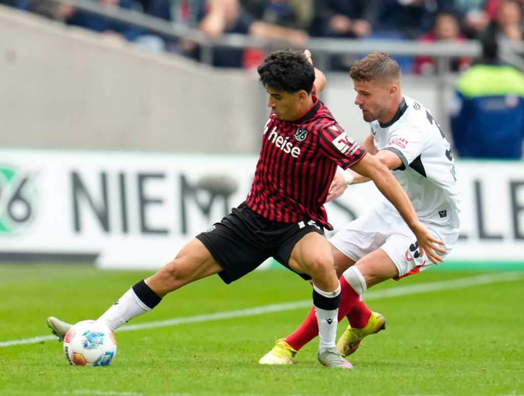 Husseyn Chakroun (Hannover 96, #14) und Jan Elvedi (1. FC Kaiserslautern, #33)