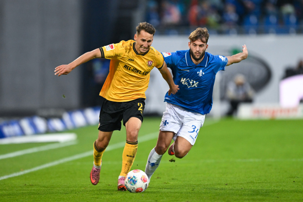 Konrad Faber (Dynamo Dresden, #02) im Zweikampf mit Killian Corredor (SV Darmstadt 1898, #34),