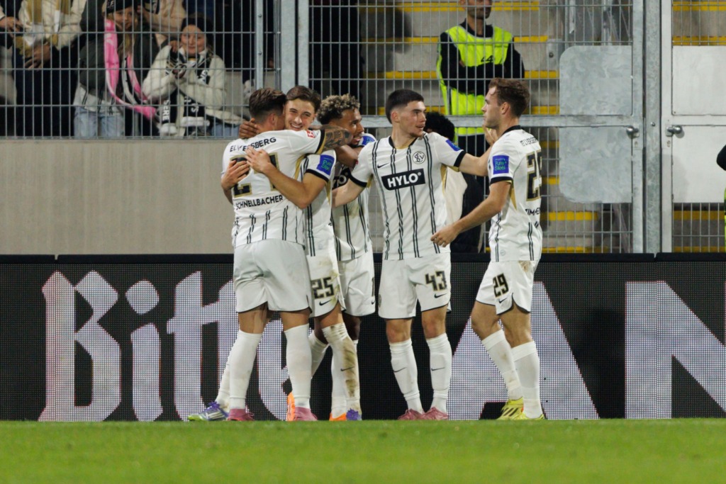 Lukas Petkov (SV 07 Elversberg) bejubelt den Treffer zum 1:0 mit Luca Schnellbacher (SV 07 Elversberg), Bambase Conte (SV 07 Elversberg),