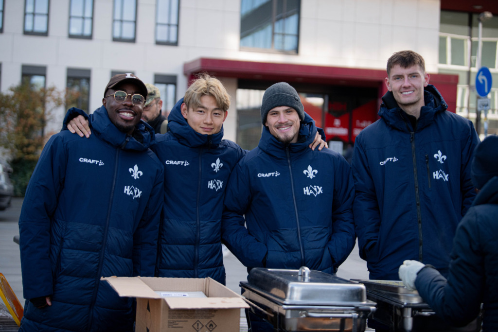 Papela. Furukawa, Klassen, Bialek vor der Suppenausgabe an Obdachlose