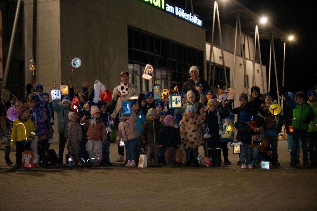 Gruppenbild der Bölle Bande beim Lichterlauf mit Laternen und den Spielern Benedikt Börner und Alex Brunst