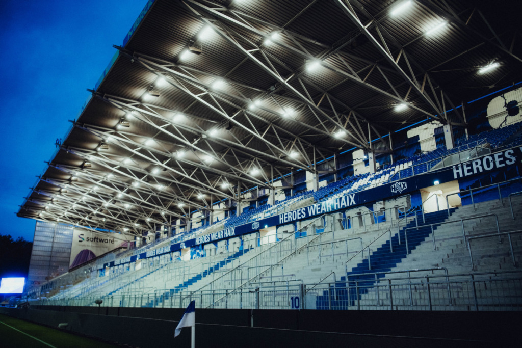 Die Haupttribüne im Flutlichtspiel gegen Bielefeld