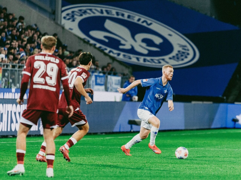 Kai Klefisch mit dem Ball am Fuß im Spiel gegen Arminia Bielefeld.