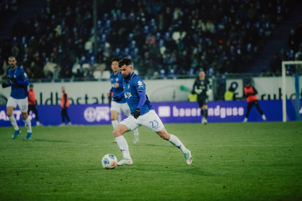 Marco Richter dribbelt am Ball während dem Spiel gegen Fürth