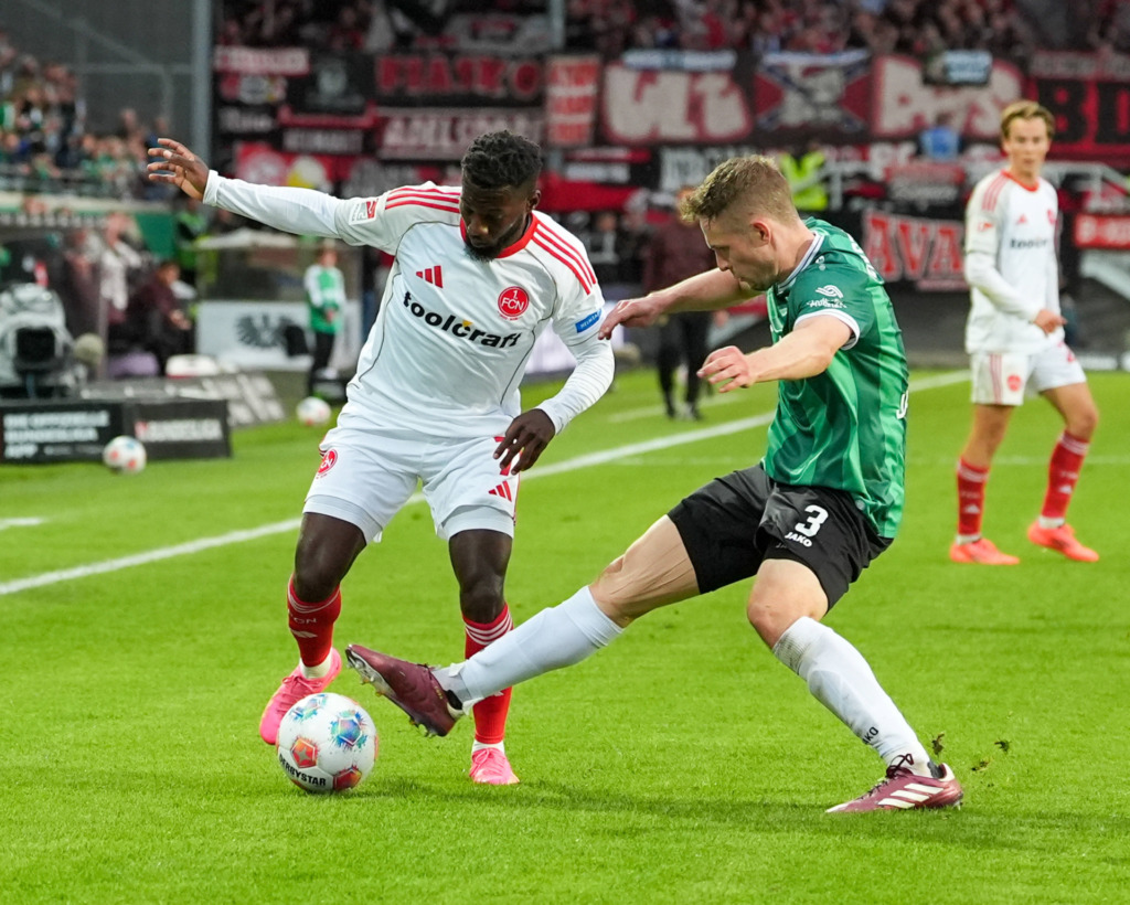 Mickael Biron (1. FC Nuernberg, #7) gegen Paul Jaeckel (SC Preussen Muenster, #3)