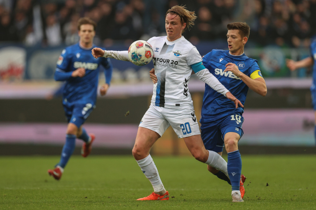 Felix Goetze (SC Paderborn 07, #20) im Zweikampf mit Marvin Wanitzek (Karlsruher SC, #10),