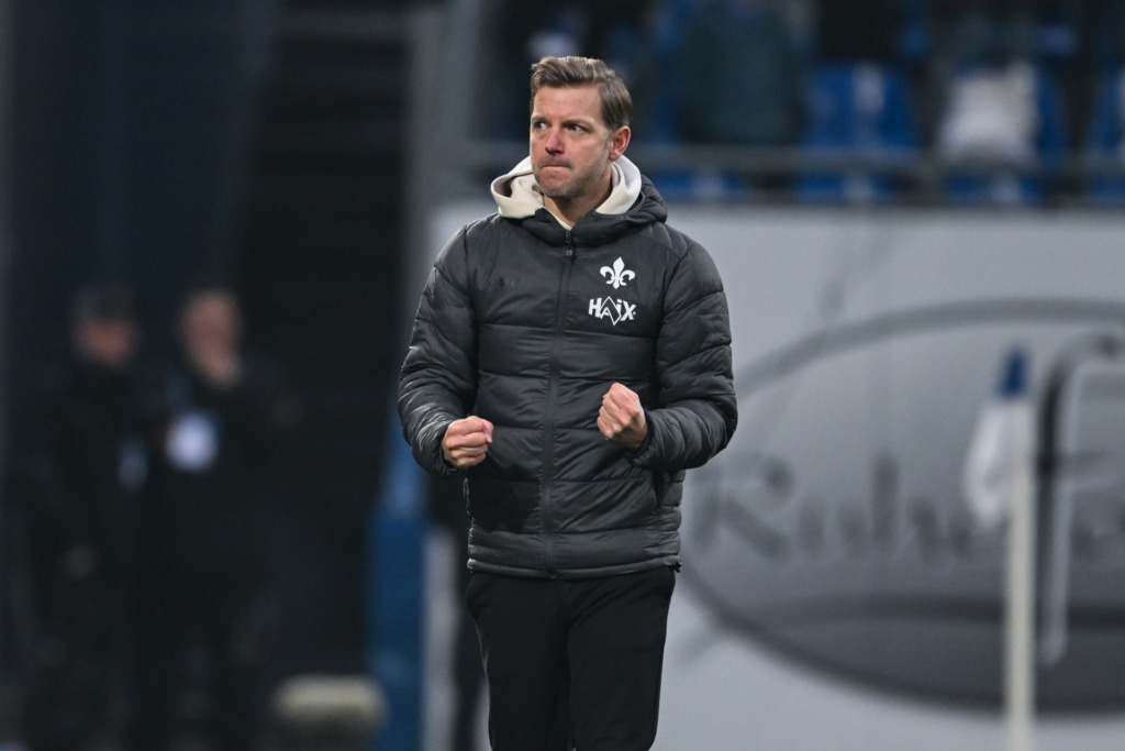 Florian Kohfeldt (SV Darmstadt 1898, Trainer) bejubelt den Sieg,