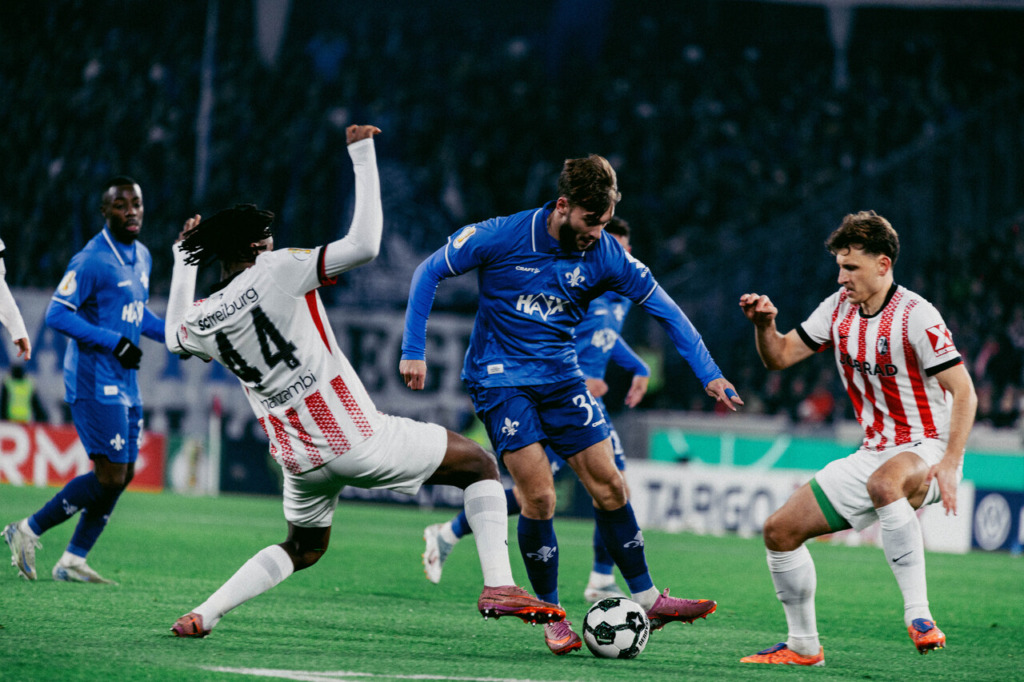 Killian Corredor im Zweikampf gegen den SC Freiburg.