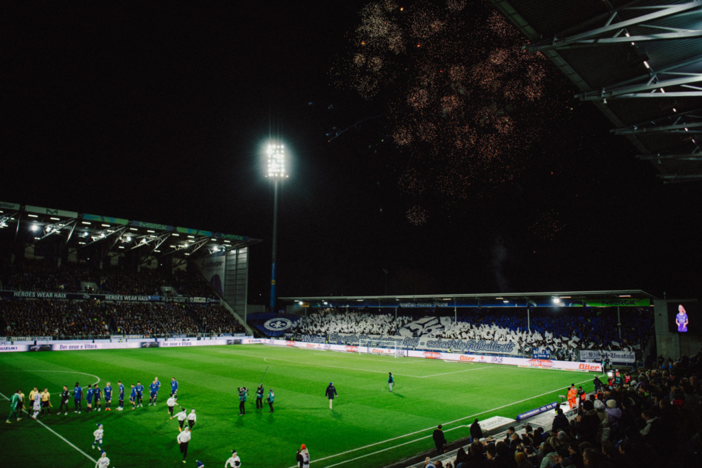Merck-Stadion am Böllenfalltor samt Choreo der Lilien-Fans gegen den Karlsruher SC
