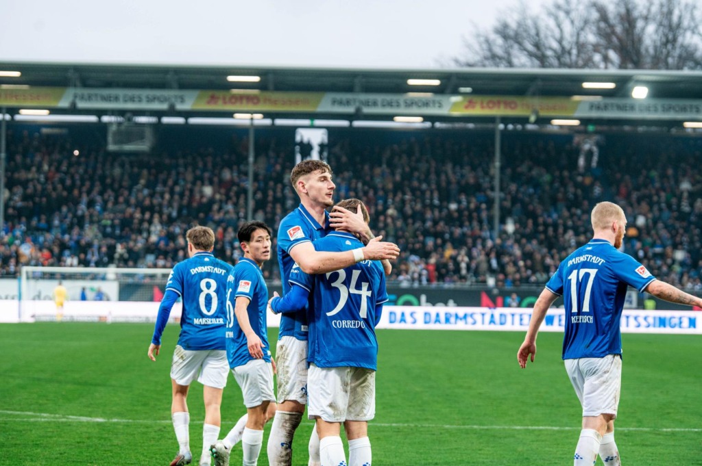 Matej Maglica feiert mit Killian Corredor den Treffer zum 1:0.
