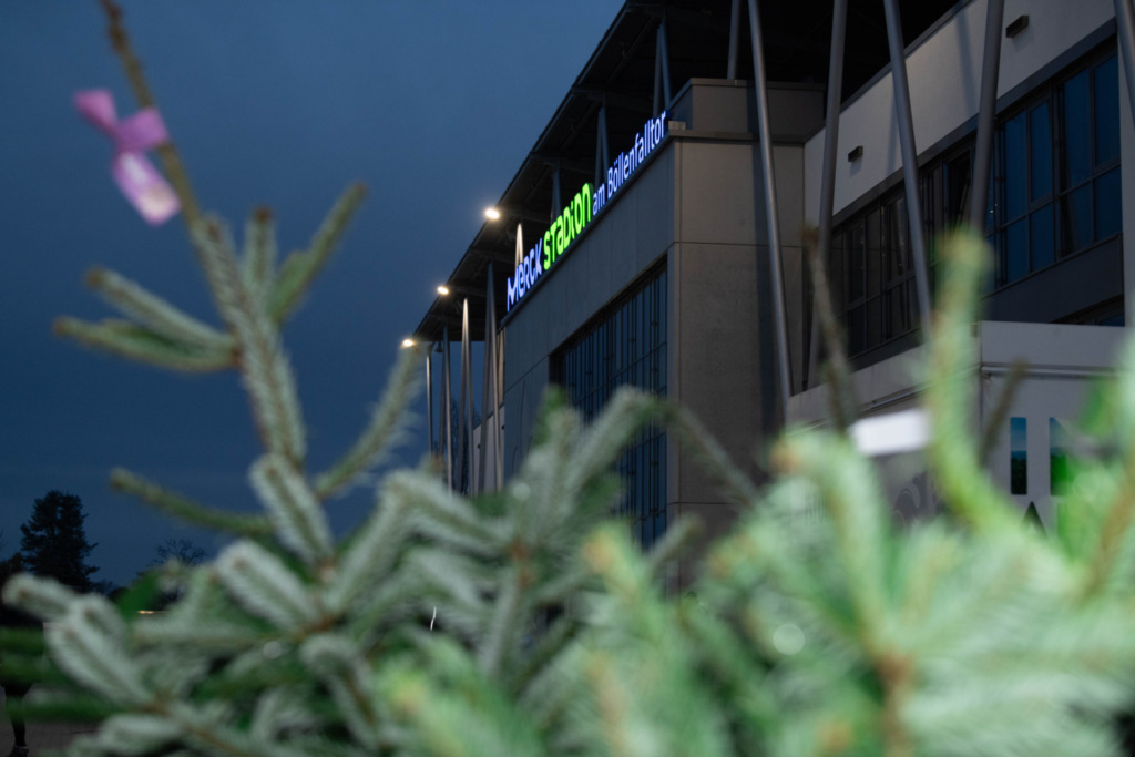 Weihnachtsbaum im VOrdergrund und im Hintergrund das Merck-Stadion